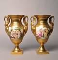 To vaser i porcelæn - dekoreret i guld. .1900-tallets slutning. 2
