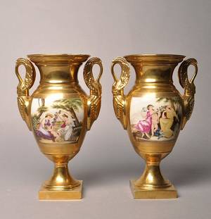 To vaser i porcelæn - dekoreret i guld. .1900-tallets slutning. 2