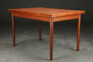 Spisebord med udtræk af teaktræ, dansk møbelproducent