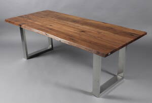 COUZ 157. Rustikt plankebord i massiv amerikansk valnød. Designet af COUZ DESIGN TEAM