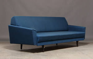 Sofasovesofa betrukket med blåt uld