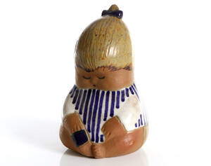 LISA LARSON, FIGURIN