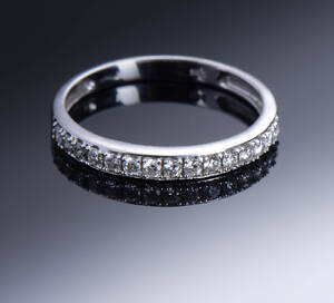 Alliancering af 14 kt guld, 0.27 ct.