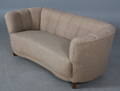 Dansk møbelproducent. Bananformet sofa. Ca. 1930.