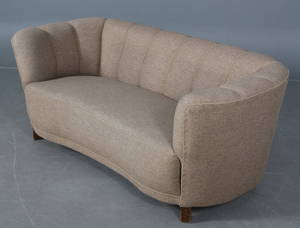 Dansk møbelproducent. Bananformet sofa. Ca. 1930.