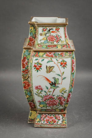 Kinesisk vase polykrom 8-kantet speciel form