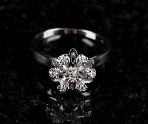 Ring 18K Vitt guld med briljantslipade diamanter 1900-tal