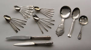 Diverse dele bestik af sterlingsølv og sølv samt sølvplet. 27