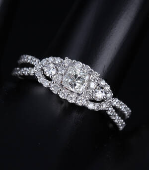 Diamantring af 14 kt. hvidguld, i alt ca. 0.75 ct Denne vare er sat til omsalg under nyt varenummer 4109646