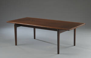 Hans J. Wegner. Sofabord af massiv bejdset egetræ