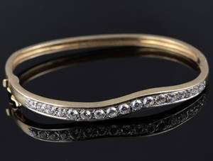 Guld armring med zirkon.