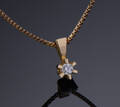 Brillantvedhæng, ca 0.10 ct med kæde, af 14 kt