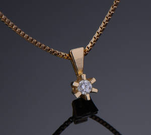 Brillantvedhæng, ca 0.10 ct med kæde, af 14 kt
