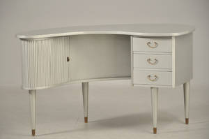 Skrivebord af teak, 19501960, senere grå hammerlakering