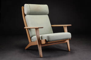 Hans J. Wegner. Lænestol af egetræ, model GA-290A