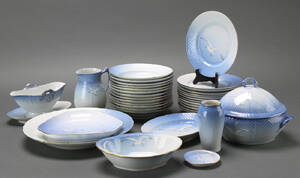 Bing  Grøndahl. Måge middagsservice med guldkant 35