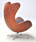 Arne Jacobsen 1902 - 1971. Ægget med originalt patineret cognacfarvet læder. 1960erne