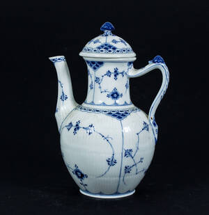 Kaffekanna med lock, porslin, Musselmalet, Royal Copenhagen, 1900-talets början