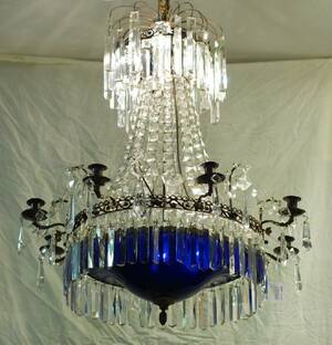 LJUSKRONA FÖR 8 LJUS, 1900-TALETS FÖRSTA HÄLFT, BEHÄNGD MED PRISMOR, SKÅL I BLÅTT GLAS, HÖ 85, DIAM CA 67 CM