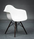 Charles Eames. Armstol model DAW hvid mørkbejdset