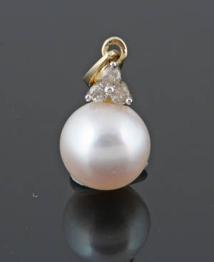 9K White Akoya Pearl Pendant with 3 diamonds 0.03 ct