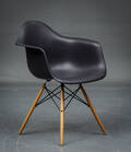 Charles Eames. Armstol model DAW sortahorn