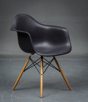 Charles Eames. Armstol model DAW sortahorn