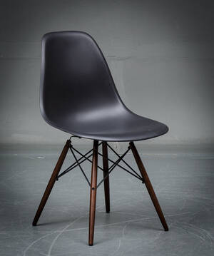 Charles Eames. Stol model DSW sort mørkbejdset