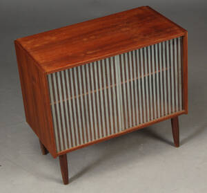 Møbelproducent. Lille skænk af teak og glas