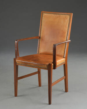 Armstol med sømbeslået læder 