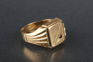 18 karat herreguldring med lille rød rubin.