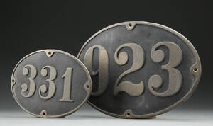 To lokomotiv nummerplaketter 2