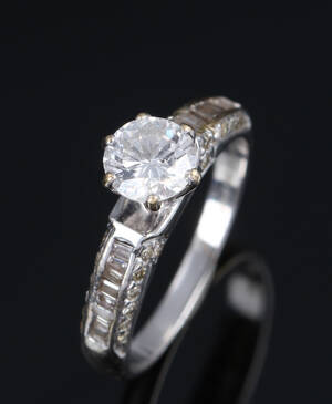 Diamantring af 14 kt. guld og hvidguld med brillantsleben diamant på 0.85 ct