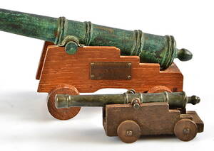 PRYDNADSKANONER, 2 st, trä och metall.