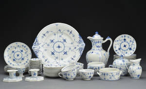 Royal Copenhagen. Musselmalet steldele af porcelæn 50 