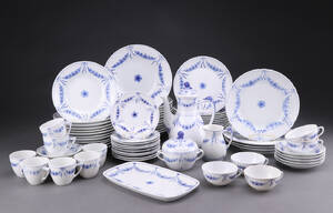 Bing  Grøndahl. Empire middags- og kaffeservice af porcelæn 79