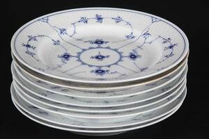  Royal Copenhagen, musselmalet riflet. Otte middagstallerkener. 8