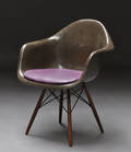 Charles Eames 1907 - 1978. Armstol, model DAW, lilla sæde