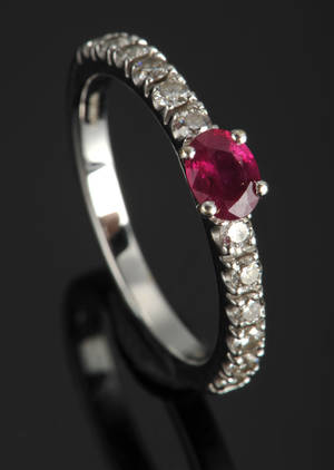 Brillant og rubin ring