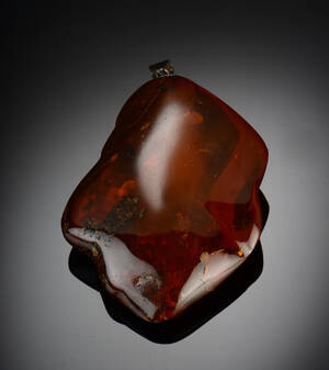 Vedhæng af rav, 27,4 gram.  Denne vare er sat til omsalg under nyt varenummer 4309216