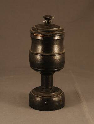 TRÄBURK MED LOCK PÅ FOT 1800-TALETS FÖRSTA HÄLFT HÖ 32 CM