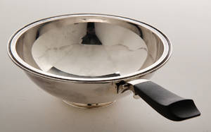 Harald Nielsen for Georg Jensen. Pyramide serveringsskål med hank