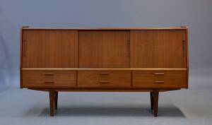 Dansk møbelproducent. Skænk i teak med barindretning