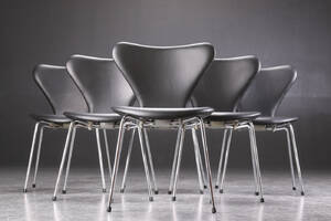 Arne Jacobsen. Seks syverstole model 3107, sort læder 6 