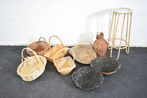 Parti korgar  piedestal, högsta 71 cm