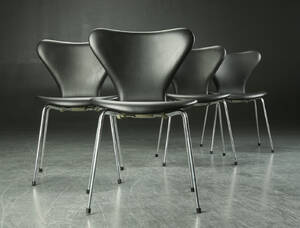 Arne Jacobsen. Fire syverstole model 3107, sort læder 4  