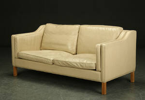Hurup Møbelfabrik. To-personers sofa af lyst læder