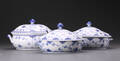Royal Copenhagen. Musselmalet halvblonde, riflet. 3 lågterriner 3 Denne vare er sat til omsalg under nyt varenummer 4695393