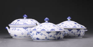 Royal Copenhagen. Musselmalet halvblonde, riflet. 3 lågterriner 3 Denne vare er sat til omsalg under nyt varenummer 4695393