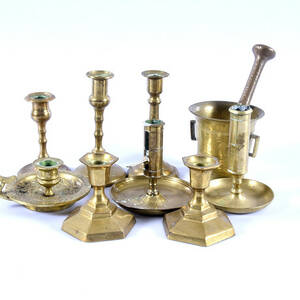 LJUSSTAKAR SAMT MORTEL, 8 delar, 181900-tal.